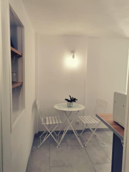 Belle Dependance De 30M2 Avec Terrasse Et Jardin Apartment Villeneuve-lès-Avignon Екстериор снимка